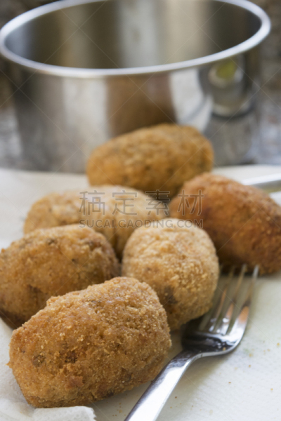 米饭炸肉饼,锅,橄榄油,电转烤肉架,饭团,炸丸子,垂直画幅,饮食,宁静,无人