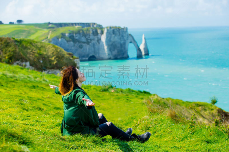 青年女人,诺曼底埃特塔尔海滩,诺曼底,天空,风,旅行者,夏天,草,仅成年人,自由