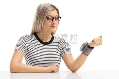 青年女人,桌子,血压计,四肢,仅成年人,现代,青年人,仅一个女人