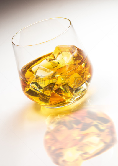饮料,威士忌,玻璃杯,白色背景,冰块,垂直画幅,葡萄酒,水,科涅克,白兰地酒杯