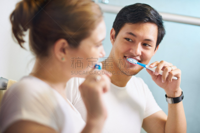 女人,异性恋,男人,人的牙齿,牙刷,浴室,t恤,女朋友,家庭生活,早晨