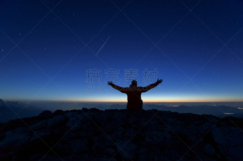 流星,夜晚,男性,青年人,背面视角,岩石,徒步旅行,运动模糊,正面视角,坐