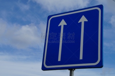 双车道,天空,领导能力,水平画幅,主干路,无人,交通,户外,箭头符号,两个物体