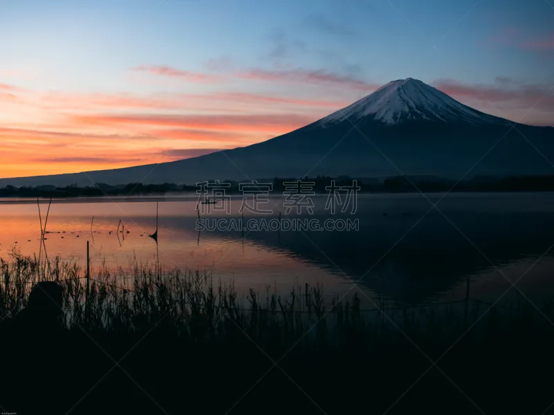 河口湖 富士山 背景 男人 看 等 剪影 日出 坐图片素材下载 稿定素材