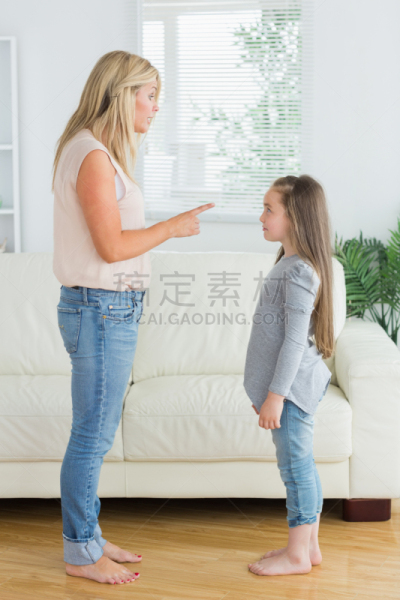 女儿,母亲,垂直画幅,金色头发,窗户,父母,硬木地板,棕色头发,单身母亲,室内植物