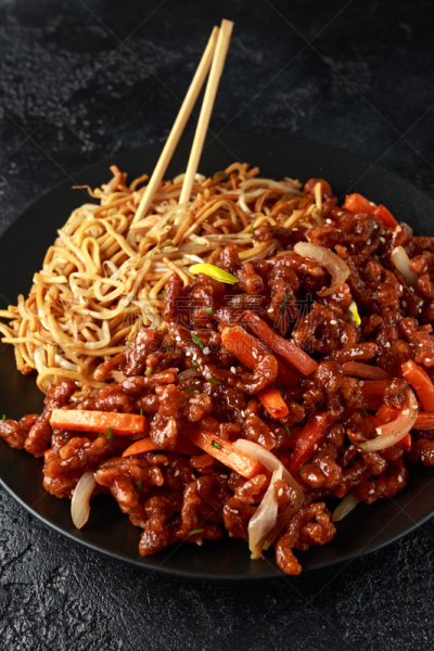 碎纸,牛肉,盘子,面条,豆芽,脆,黑色背景,蔬菜,牛排,泰国食品