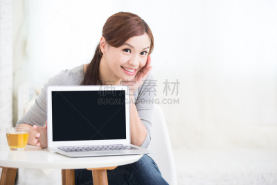 女人,笔记本电脑,社交网络电影标题,青少年,留白,早晨,周末活动,饮料,青年人,技术