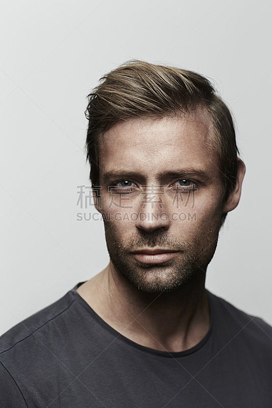 影棚拍摄 胡茬 男性美 男人 垂直画幅 正面视角 注视镜头 T恤 美人 30岁到34岁图片素材下载 稿定素材