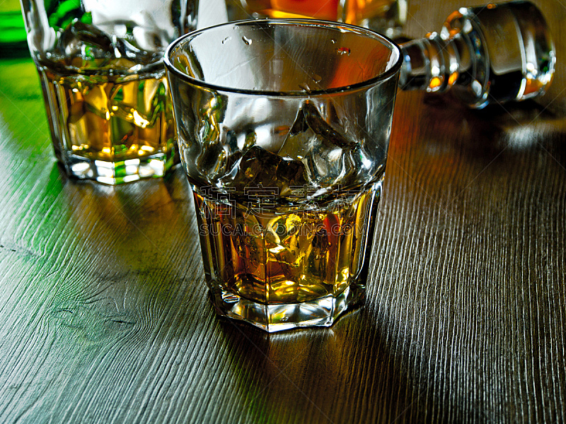 冰块,威士忌,木制,桌子,波旁威士忌,玻璃水瓶,玻璃瓶,苏格兰威士忌,白兰地,水平画幅