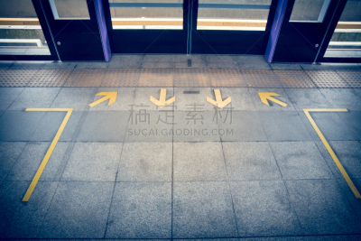 黄色,箭头符号,室内地面,火车站,天空,牌照,水平画幅,无人,绘画插图,符号