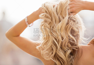 金色头发,女人,拿着,手插入头发,美,休闲活动,水平画幅,美人,夏天,特写