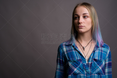 格子图案,青年人,衬衫,蓝色,影棚拍摄,灰色背景,多色的,衣服,头发