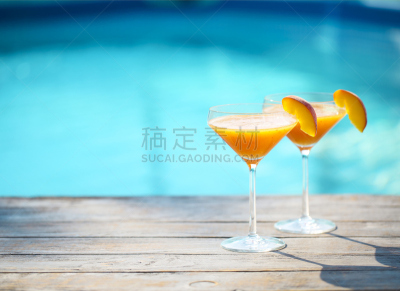 贝里尼,桃,鸡尾酒,香槟杯,酒店游泳池,两个座位的桌子,游泳池,香槟,吧台,饮料