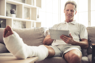 男人,断腿,拐杖,矫形靴,不幸,灰膏,石膏肥料,绷带,仅一个中老年男人,坏掉的