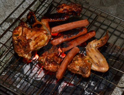 烧烤鸡,格子烤肉,留白,煎鸡肉,灯笼椒,木炭火盆,胡椒,水牛城辣鸡翅,白肉,晚餐
