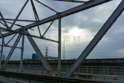 建筑结构,电力线,发电站,金属,桥,输电塔,火车隧道,水,天空,水平画幅