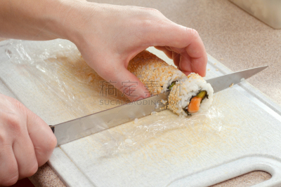 切片食物,寿司,小圆面包,寿司卷,生鱼片寿司,海草,芝麻,绿芥末酱,紫菜,席子
