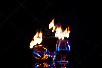 含酒精饮料,暗色,背景,玻璃杯,两个物体,夜晚,鸡尾酒,饮料,周年纪念,红色