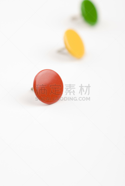红灯,垂直画幅,留白,成一排,无人,图钉,特写,概念,彩色图片,三个物体