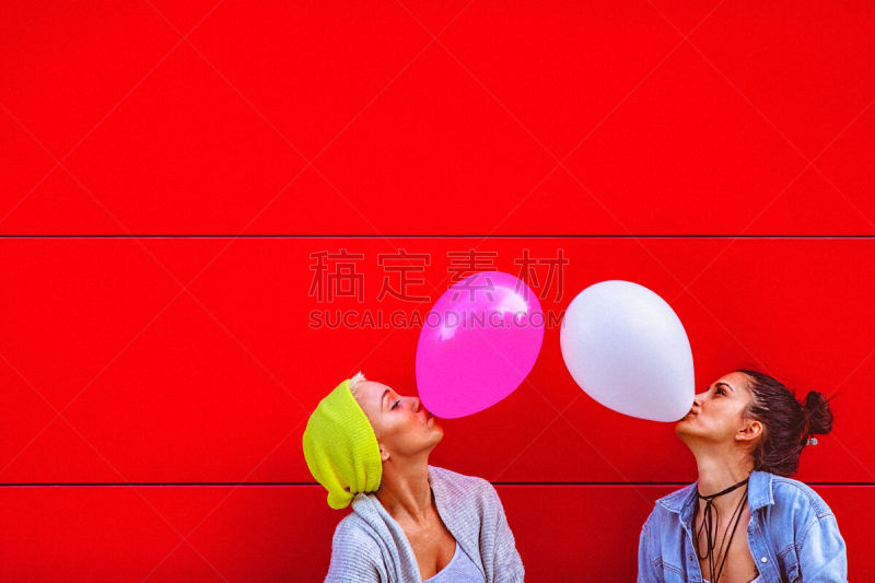 气球,青年人,两个人,乐趣,红色,女性,墙,友谊,前面,膨胀