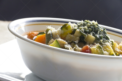 蔬菜蒜泥浓汤,卷筒面点,cannellini bean,蔬菜通心粉汤,羊奶干酪,青豆,罗勒酱,胡瓜,胡萝卜,水平画幅