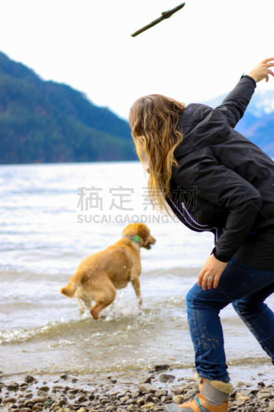 棍,湖,青年女人,垂直画幅,休闲活动,夏天,户外,宠物主人,仅成年人,青年人