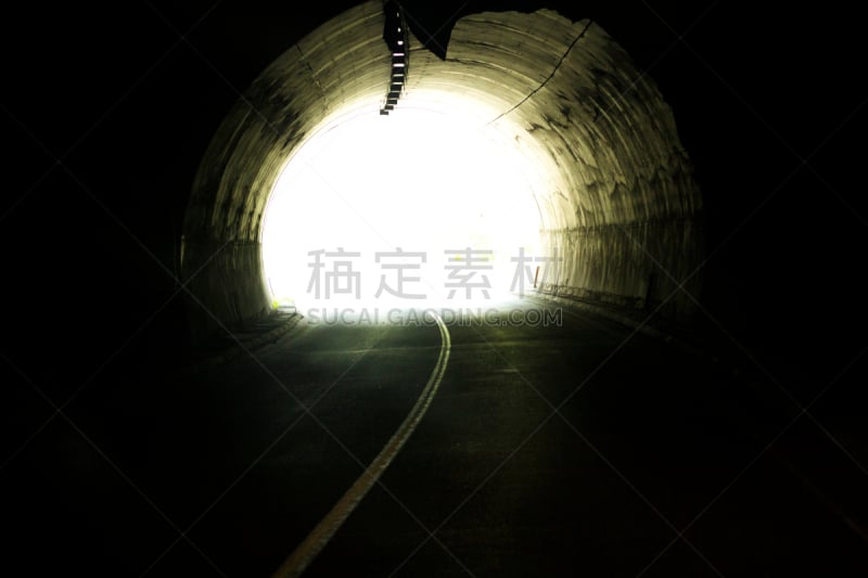 隧道,日光,单黄线,公路隧道,苦尽甘来,交通箭头标志,留白,高视角,纹理效果,箭头符号