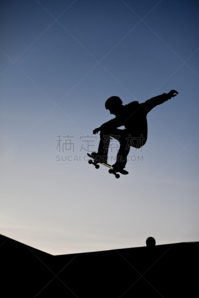 滑板运动,斜面板,半管,滑板坡道,垂直画幅,天空,青少年,留白,青春期,半空中