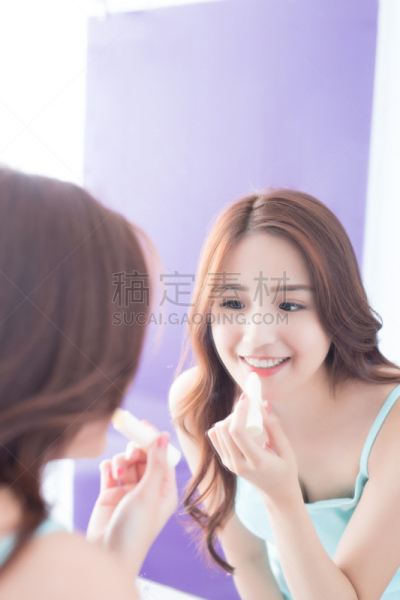 润唇膜,青年女人,垂直画幅,青少年,浴室,彩妆,人的嘴,早晨,化妆用品,唇膏