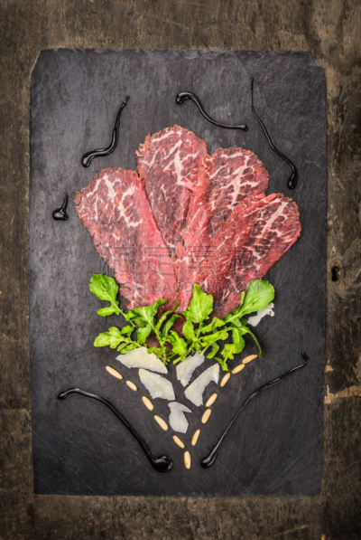 carpaccio,陈醋,芝麻菜,意大利干酪,牛肉,松籽,垂直画幅,胡椒,开胃品,白色
