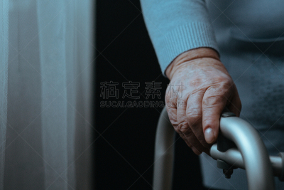 一个人,助行架,留白,边框,水平画幅,古老的,流动的行人,特写,仅成年人,被抛弃的