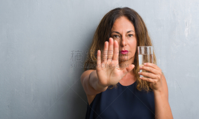 玻璃杯,饮用水,面部表情,中老年人,信心,做手势,认真的,手掌,喝,自卫