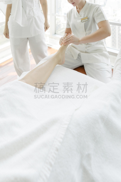脚部按摩,按摩师,老年人,反射疗法,按摩油,按摩台,腿,美容师,垂直画幅