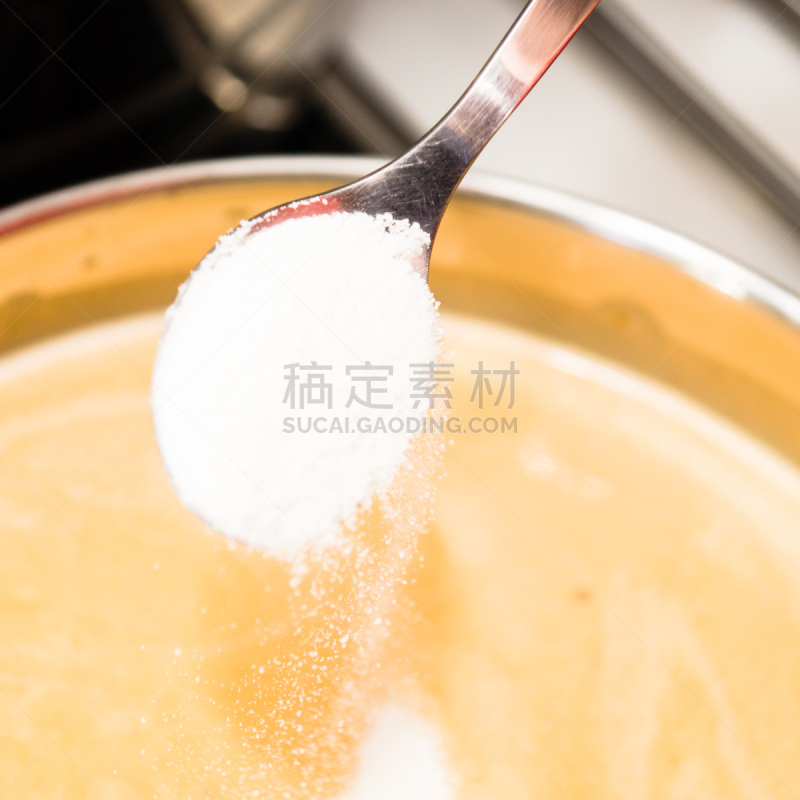 酱汁,餐具,酱油壶,胡萝卜,白人,商业厨房,装饰菜,餐饮机构,成年的,沙拉