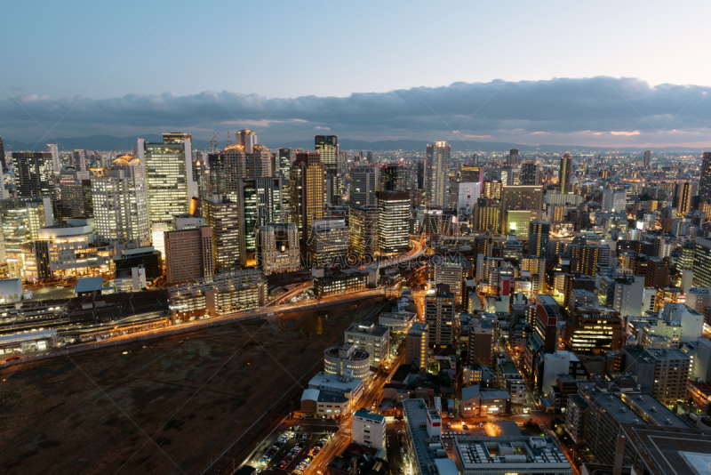 城市天际线,大阪府,梅田蓝天大厦,大阪市淀川,直升机停机坪,梅田,主观视角,水平画幅,夜晚,无人