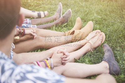 周末活动,草,古奇拉谷,手镯,流行音乐会,节日的观众,音乐节,腰部以下,个人随身用品,四肢