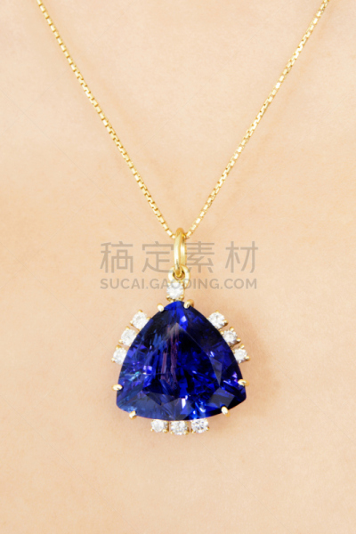 坦桑黝帘石,设计师,女人,特写,钻石,项坠,硅酸钡钛矿,蓝宝石,百万富翁,脖子