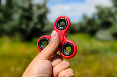 女性,手,红色,指尖陀螺,活力,一个物体,玩具,塑胶,公园,草