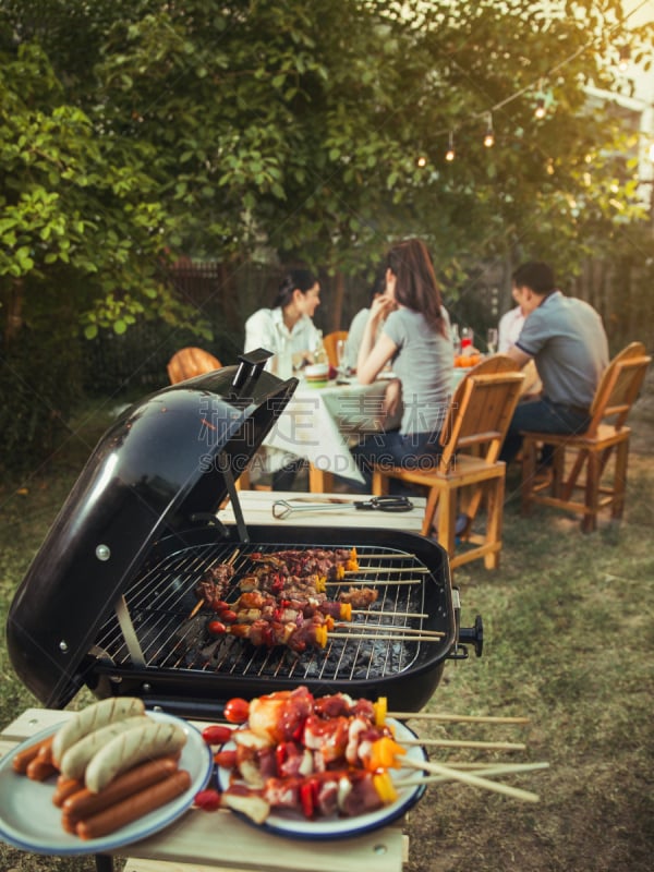 夜晚,烤猪肉,宴会,格子烤肉,牛排,垂直画幅,膳食,夏天,周末活动,户外