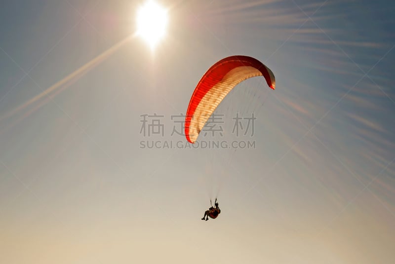 高崖跳伞,降落伞运动,降落伞,天空,水平画幅,风险,阴影,自由,树荫,白色