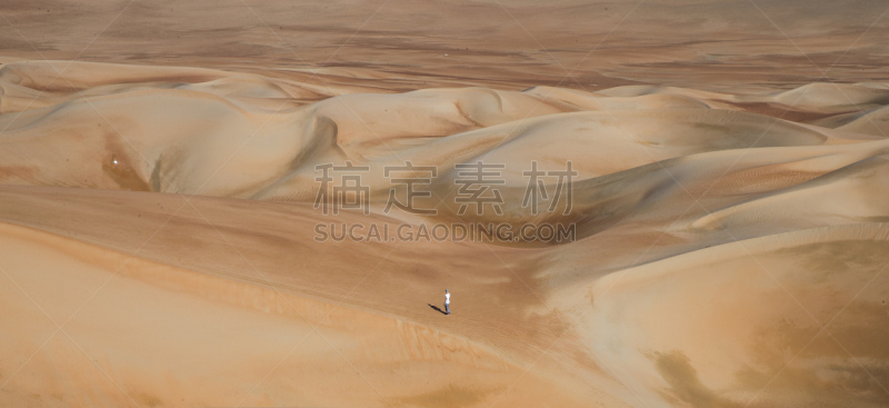 青年男人,沙丘,empty quarter,天空,水平画幅,山,沙子,偏远的,干的,中东