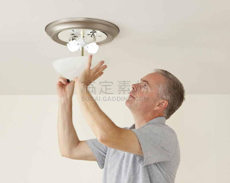 电灯泡,照明设备,换灯泡,灯具,荧光灯,30到39岁,水平画幅,天花板,男性,仅男人
