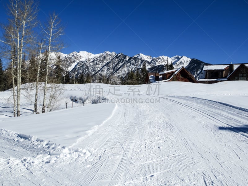 小路,房屋,山脉,理毛行为,越野滑雪,越野滑雪板,北欧滑雪赛,白杨类,天空,褐色