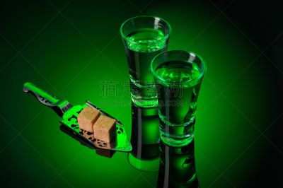 苦艾酒,含酒精饮料,汤匙,方糖,黑色背景,甘草糖,易拉罐,小酒杯,利口酒,水平画幅