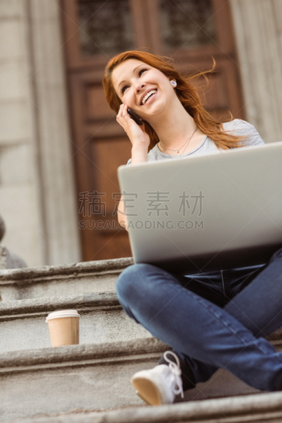 手机,使用手提电脑,女孩,垂直画幅,休闲活动,热饮,一次性杯子,青年人,技术,计算机