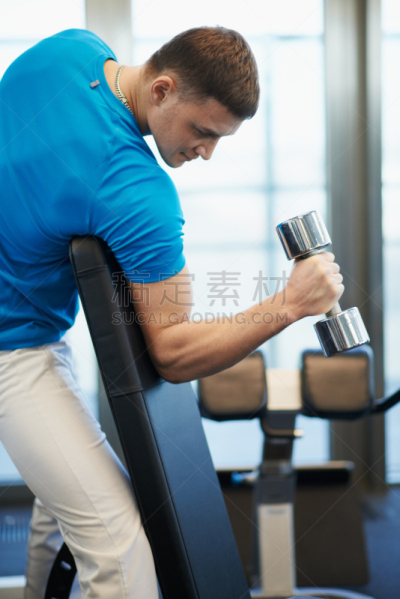 哑铃,男人,松弛练习,撑杆跳杆,男子的田赛项目,运动裤,垂直画幅,杠铃,t恤,蓝色