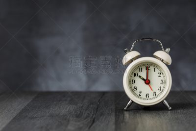 10点,白色,钟针,闹钟,背景,留白,5点整,桌子,黑色,木制