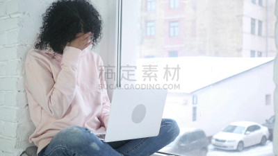 损失,女人,使用手提电脑,不高兴的,窗户,商务,计算机,姿态,肖像,头痛