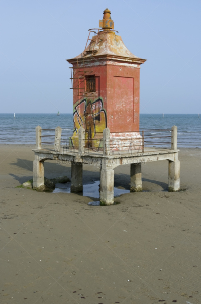 红色,前面,灯塔楼,垂直画幅,天空,留白,无人,旅行者,夏天,户外