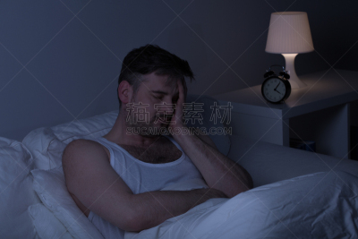 疲劳的,男人,混沌,悲痛,水平画幅,夜晚,情绪压力,仅男人,仅成年人,白色